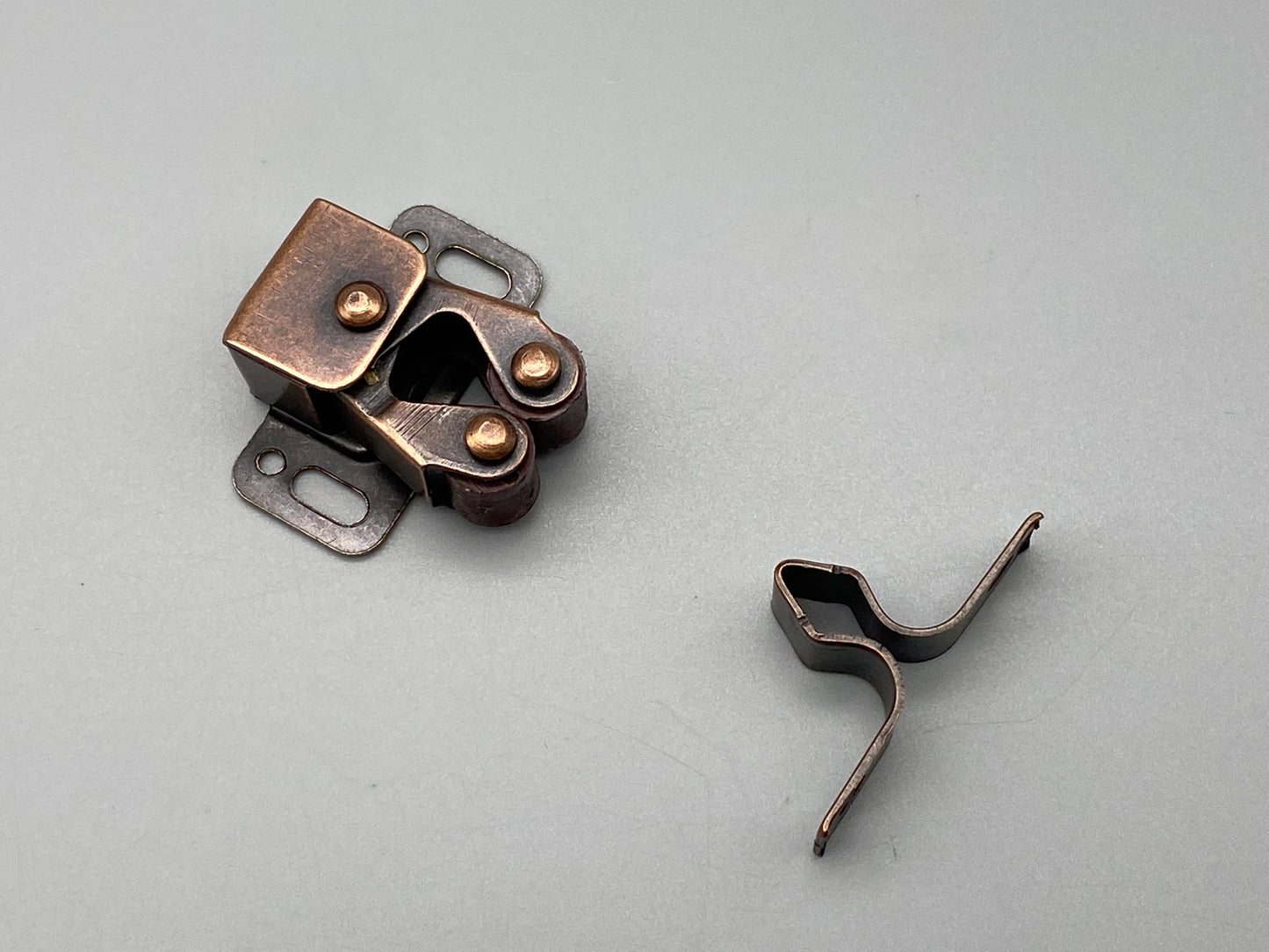 Cabinet Catchers With Matching Screw Set - Pack of 1