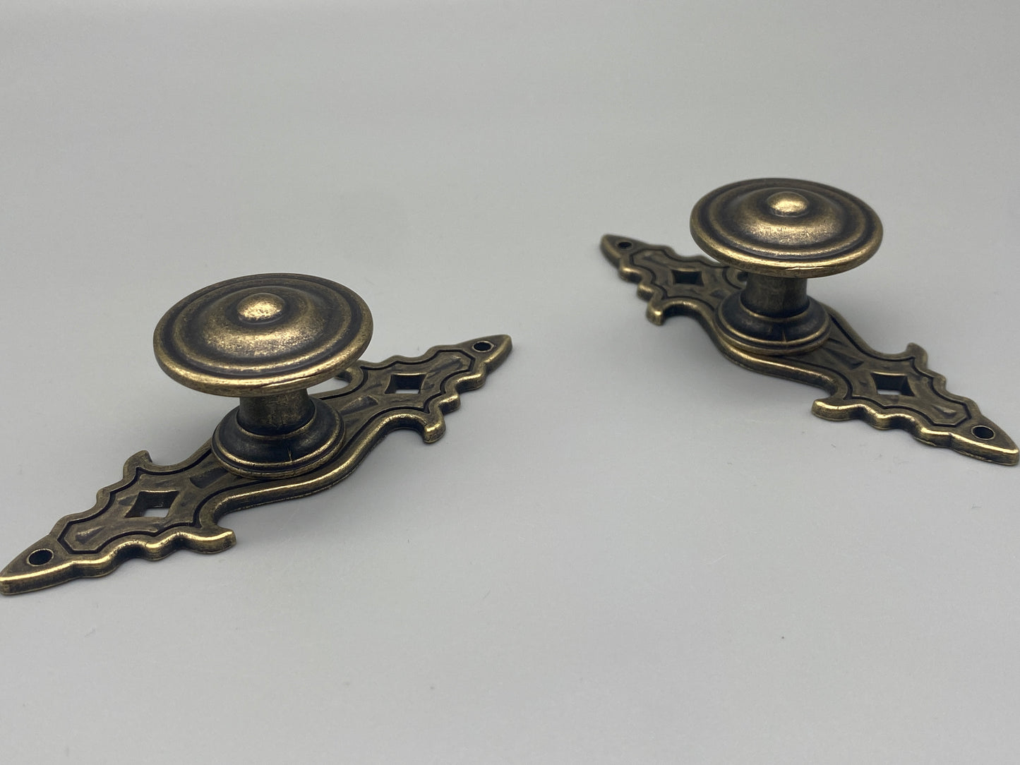 Antique Style Knobs with Plate - Antiqued Brass Finish 30mm Diameter - Pack of 1