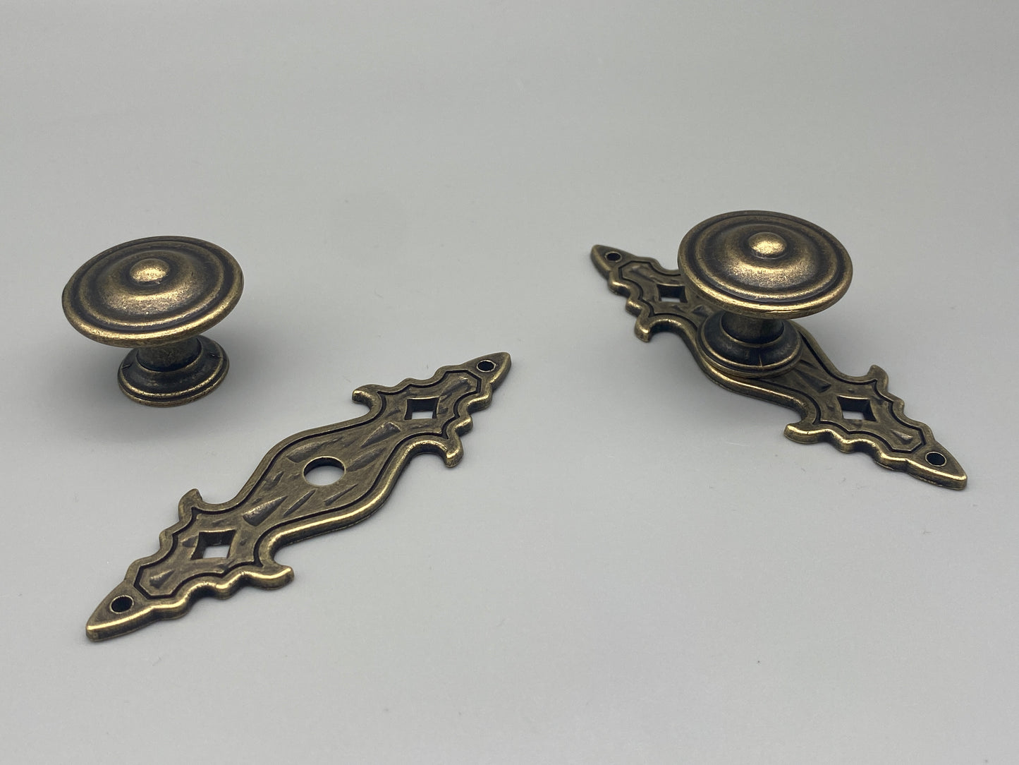 Antique Style Knobs with Plate - Antiqued Brass Finish 30mm Diameter - Pack of 1