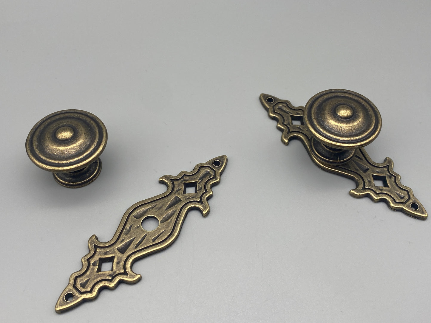 Antique Style Knobs with Plate - Antiqued Brass Finish 30mm Diameter - Pack of 1