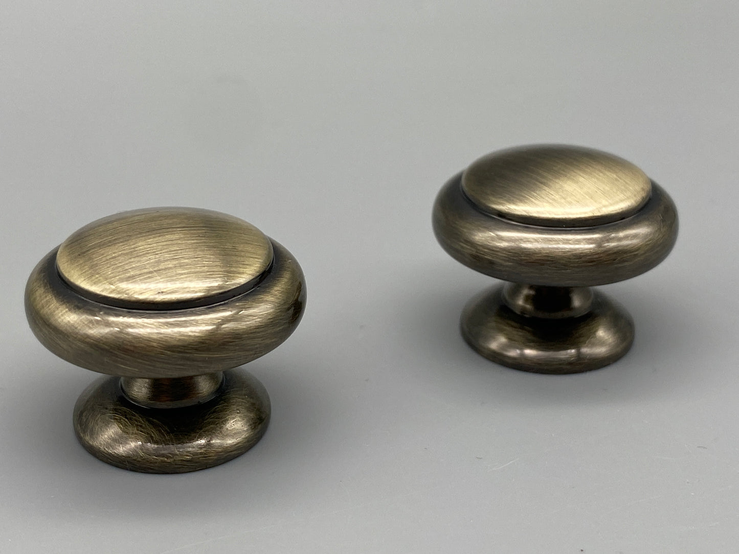 Antique Style Knobs - Antiqued Brass Finish 30mm Diameter - Pack of 1