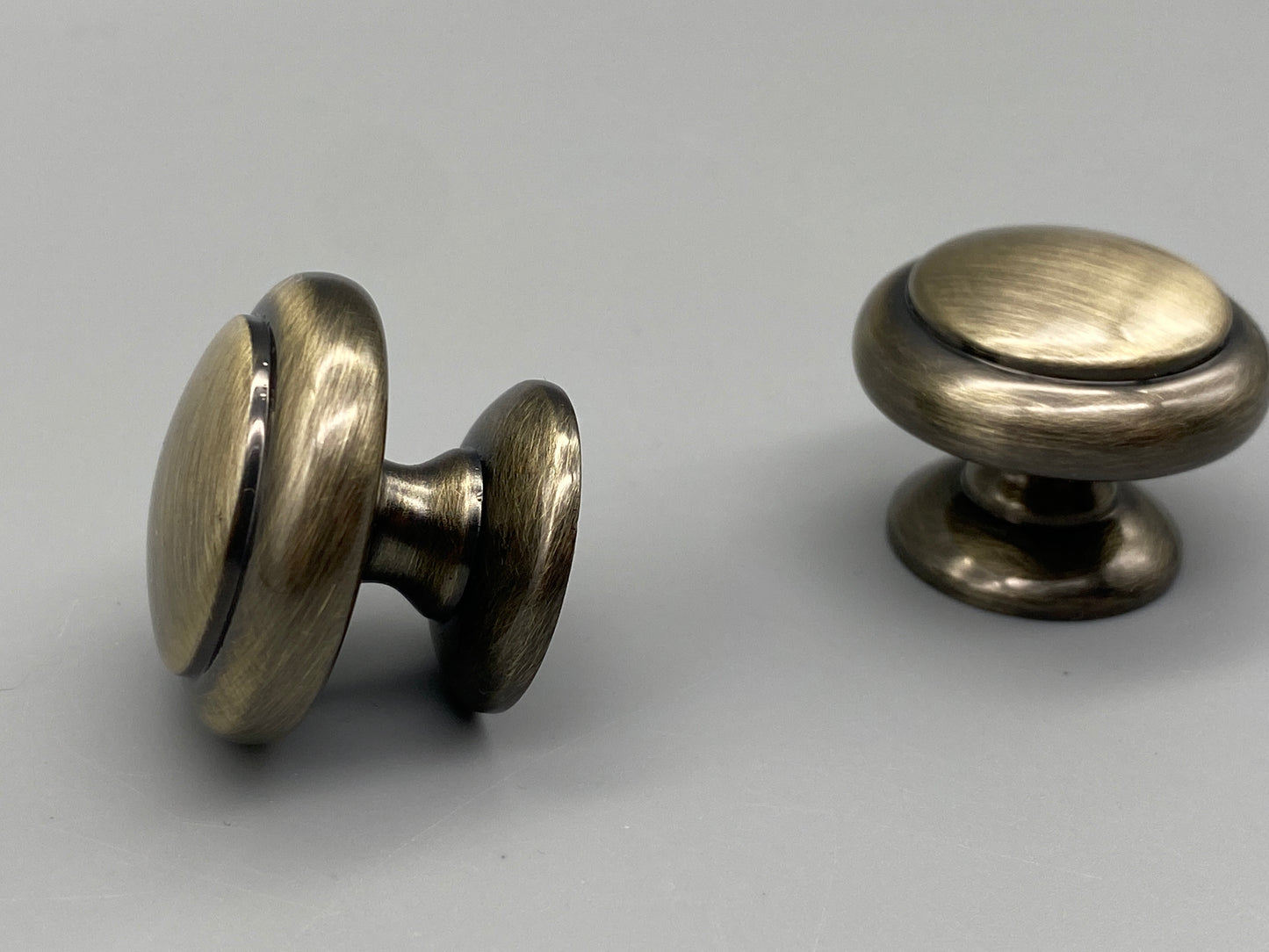 Antique Style Knobs - Antiqued Brass Finish 30mm Diameter - Pack of 1